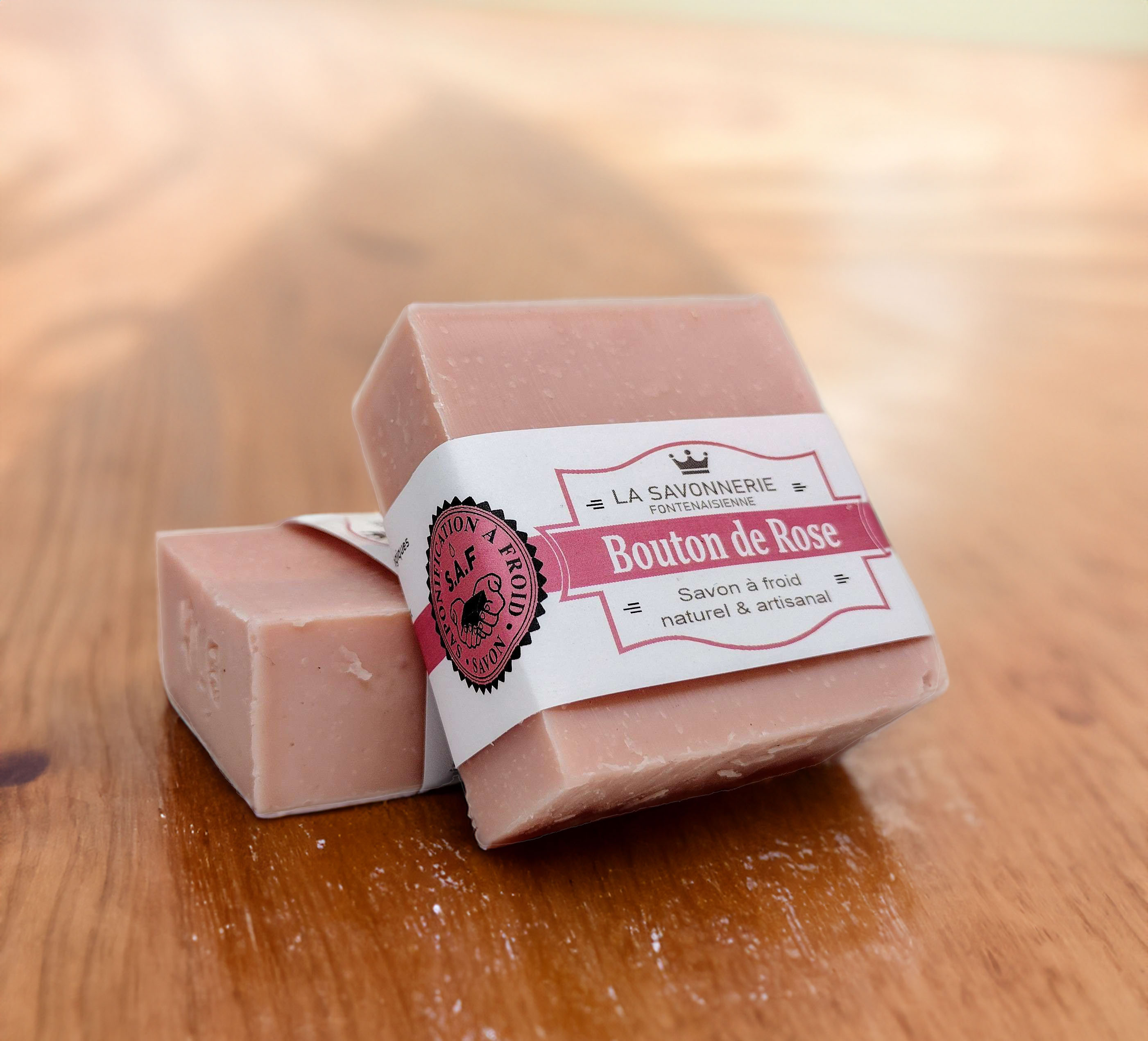 bouton de rose et table en bois savon